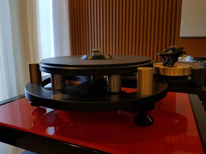 JA Michell Gyro SE Turntable (Rare Gold Colour) with RB300 tonearm. Special-ordered in black finish. Michel14