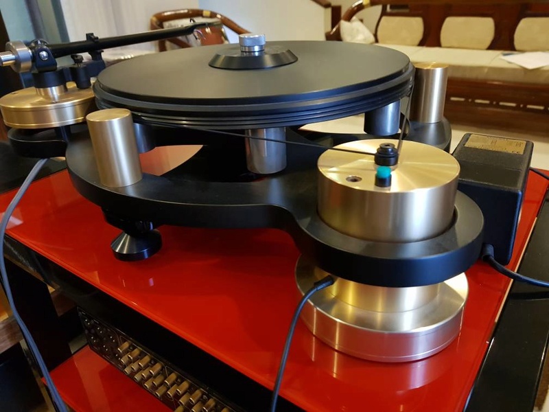 JA Michell Gyro SE Turntable (Rare Gold Colour) with RB300 tonearm. Special-ordered in black finish. Michel15