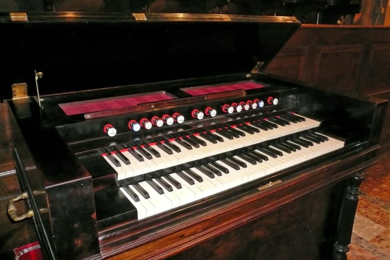 Harmonium Alexandre à deux claviers P1020120