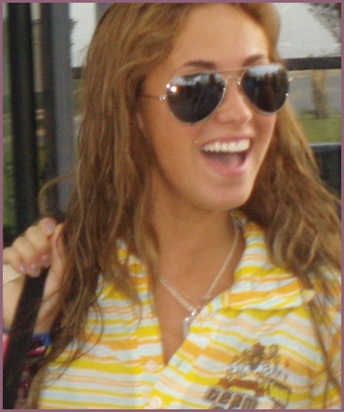 <>Anahi cu Ochelari de Soare<> 312tn410