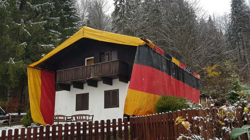 Asylheim wird unter riesiger Deutschlandflagge begast 47172110