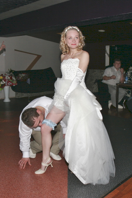 Рогоносец унижен. Невеста унижает жениха. Ножки на свадьбе. Унижение невесты на свадьбе. Снятие подвязки с невесты.