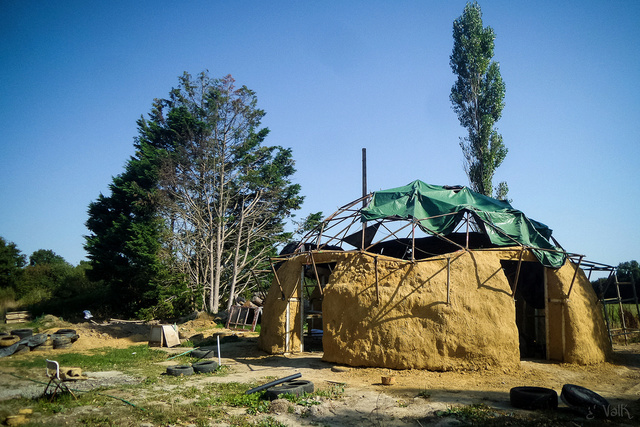 Quand Madame la Préfète assassine la poésie en détruisant les cabanes utopiques de la Zad de Notre Dame des Landes 29329710