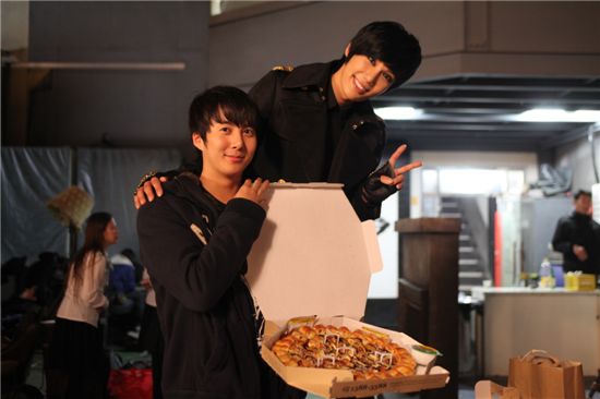 Hyung Jun visita el lugar de grabación de Jung Min y le lleva una pizza 19353010