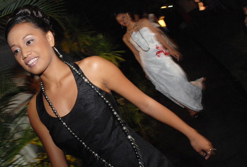 Article dans Tahiti Presse le 18 juin 2010 - Les Miss Tahiti 2010 présentent la mode made "in Luminaissance" 3-miss12