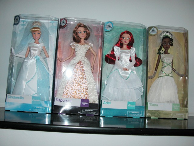 Les poupées classiques du Disney Store et des Parcs - Page 14 Dscn4210