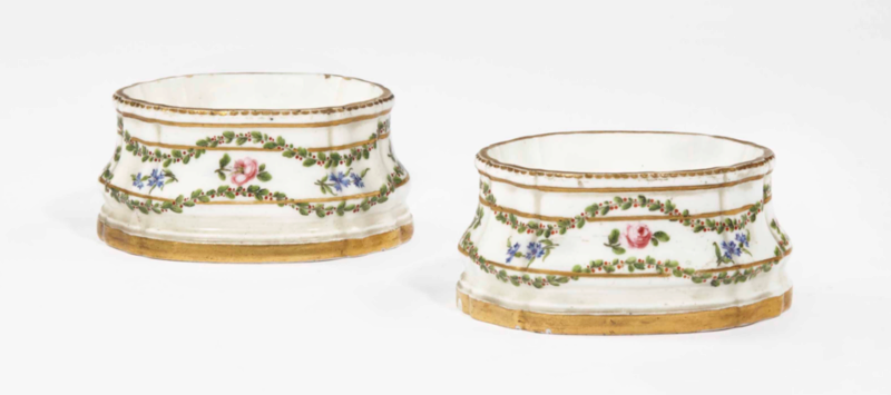 Le service en porcelaine de Sèvres du duc de Chartres à guirlande de roses et barbeaux (1777) Captur77