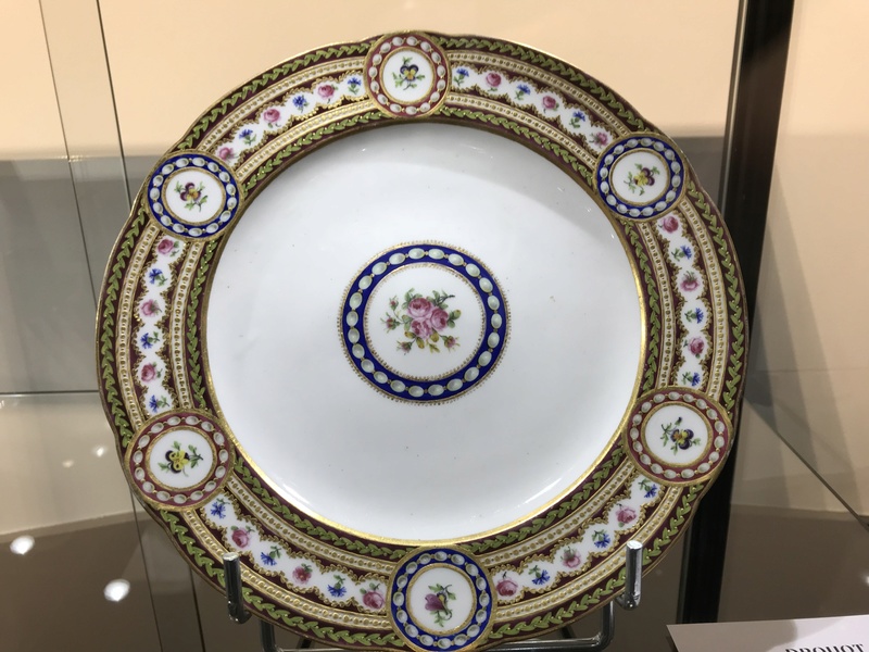 Service en porcelaine de Sèvres "à décor riche en couleurs et riche en or" de Marie-Antoinette Img_2513