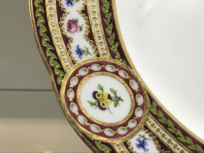 service - Service en porcelaine de Sèvres "à décor riche en couleurs et riche en or" de Marie-Antoinette Img_2514