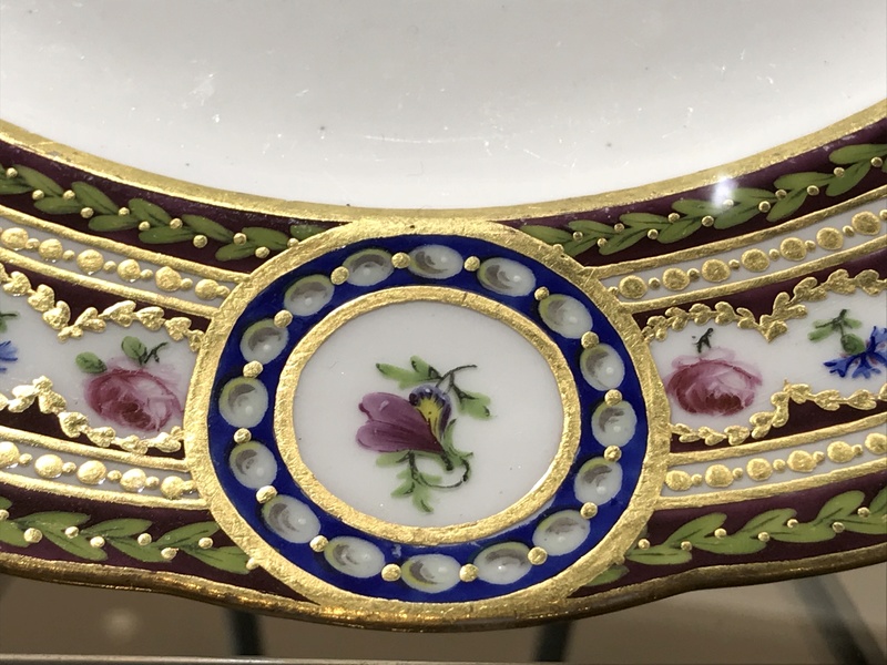 riche - Service en porcelaine de Sèvres "à décor riche en couleurs et riche en or" de Marie-Antoinette Img_2515