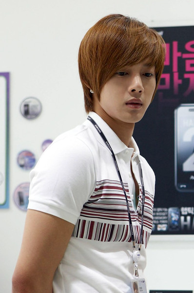Kim Hyun Joong ACKNOWLEDGES THAT HE ACQUIRED because of his appearance Kim_hy11