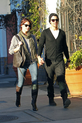 26 November, 2010 - Out for Lunch with Joe Jonas Normal13