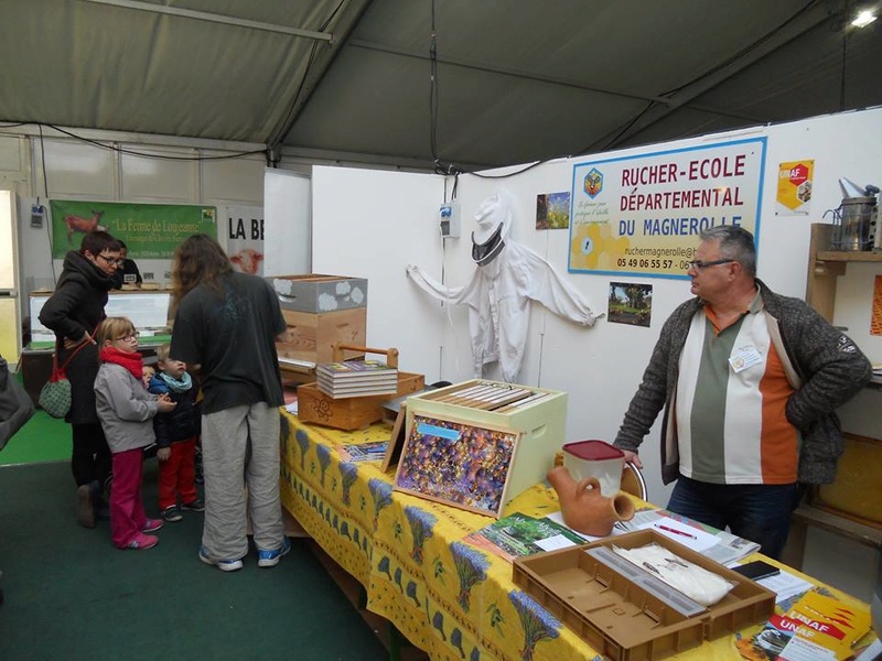Le rucher école est au Festival de Ménigoute. 22814210