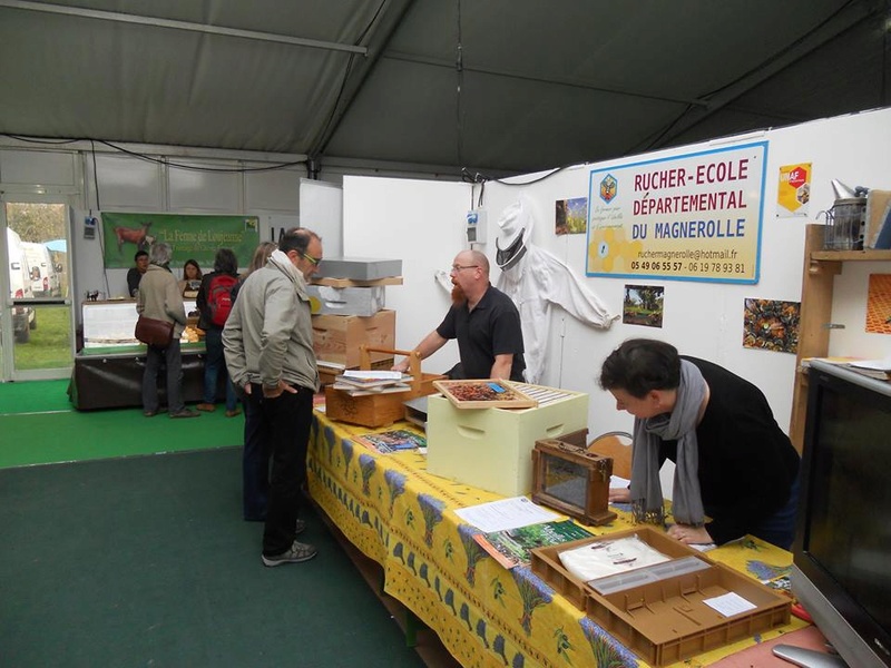 Le rucher école est au Festival de Ménigoute. 22815210