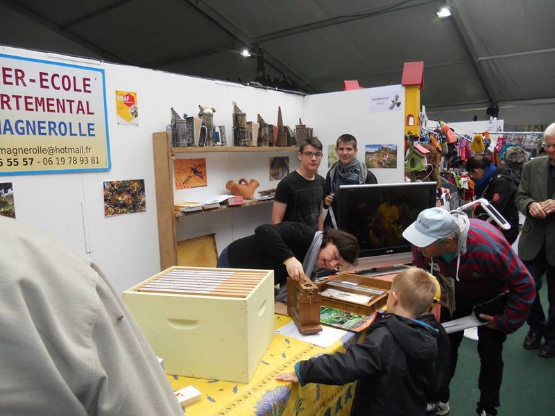 Le rucher école est au Festival de Ménigoute. 23031510