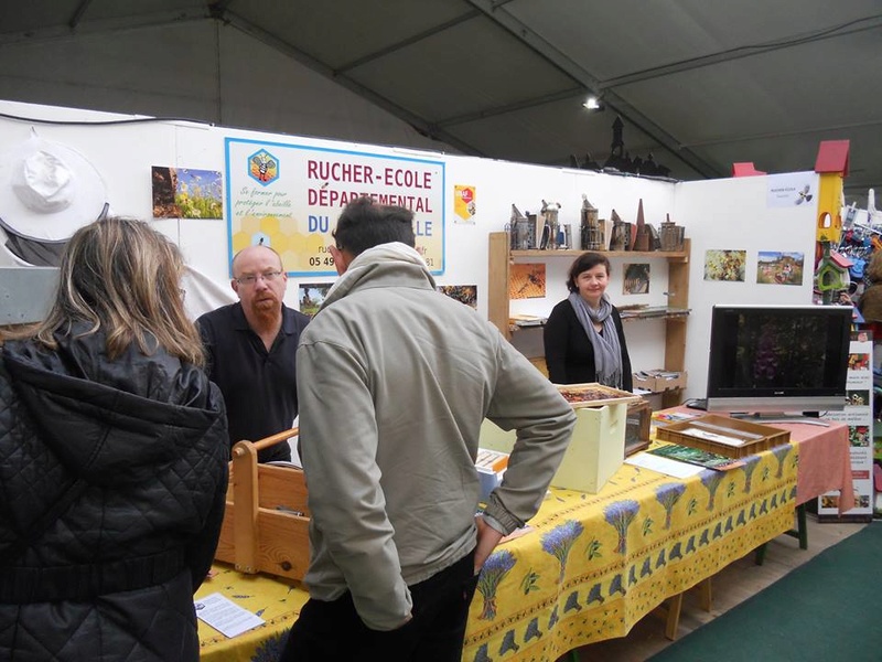 Le rucher école est au Festival de Ménigoute. 23130710