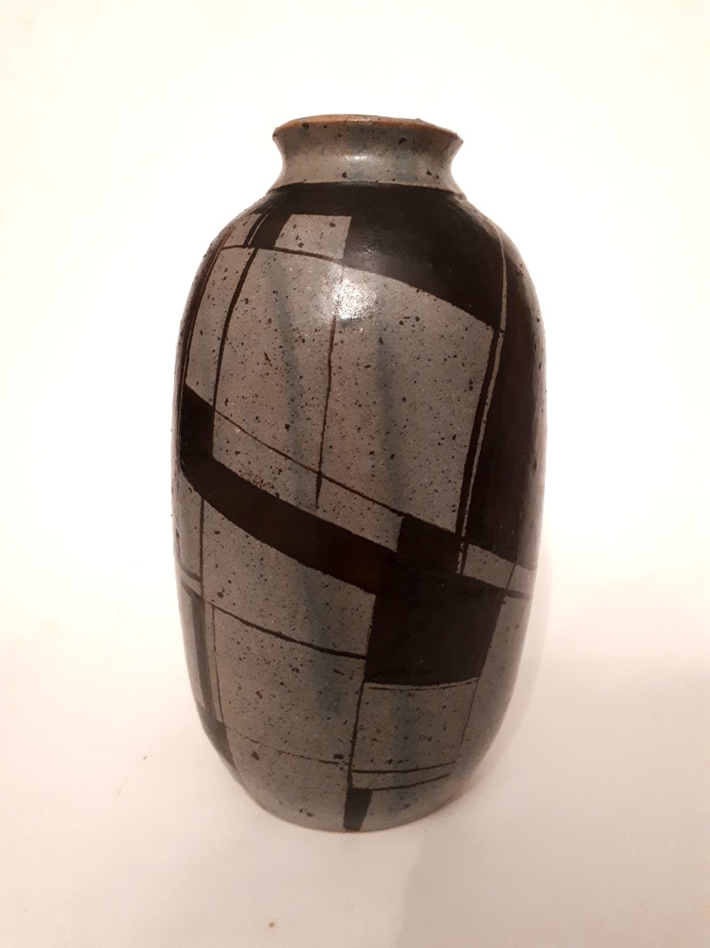 Vase en grès "moderniste" décor géométrique carreaux noirs à identifier 20171111
