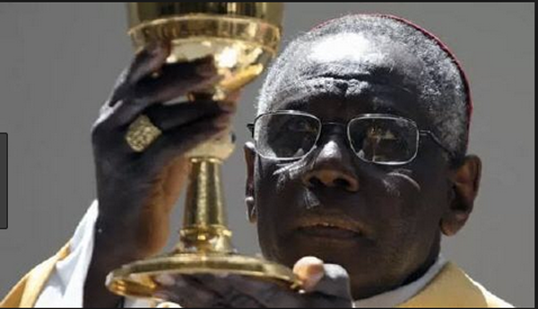 Le Cardinal Sarah affirme que la Communion dans la main est une attaque de Satan contre l'Eucharisti Commun10