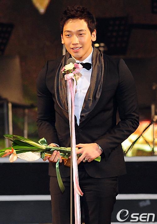 bi rain a recu l'award des art et de la culture en coréen . 28 fevrier 2011 4810