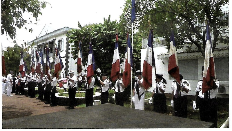 [LES TRADITIONS DANS LA MARINE] LE PORT DES DÉCORATIONS - Page 7 Ste-ma10