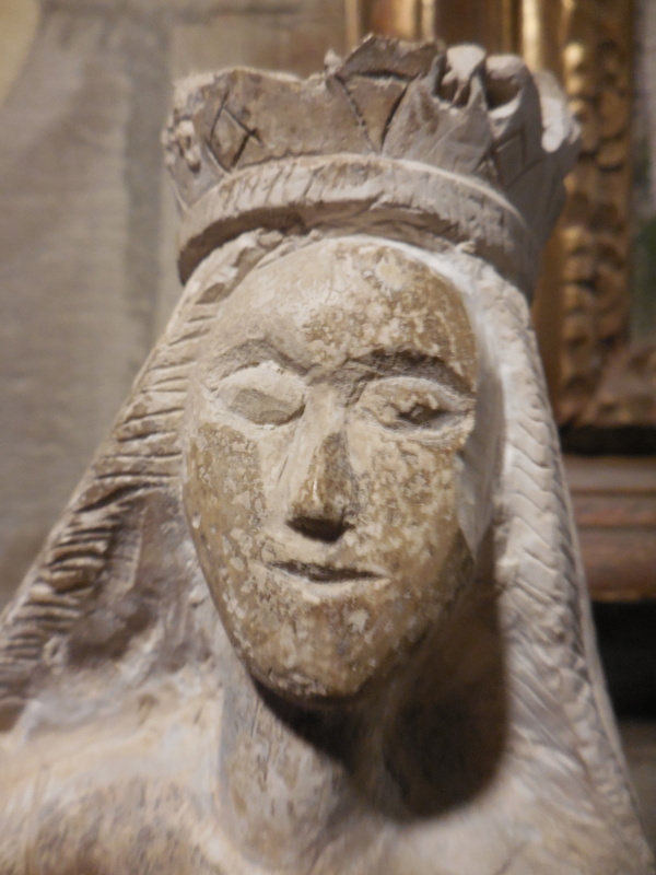 vierge en pierre calcaire Dscn0219