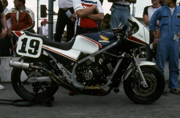 L'histoire des V4 Honda 1983_h10