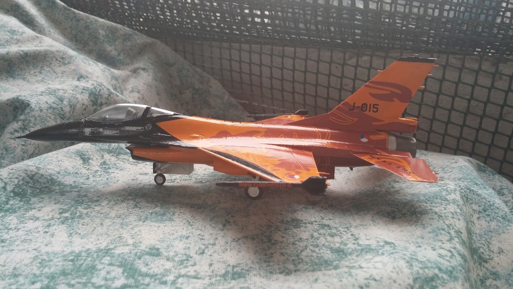 [Revell] F-16 Mlu "Solo Display" 1/72 32434710