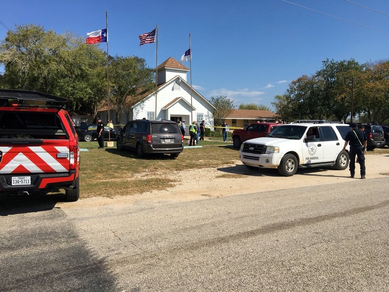 Atirador entra em igreja batista nos EUA e mata 26 pessoas com rifle 2017-110