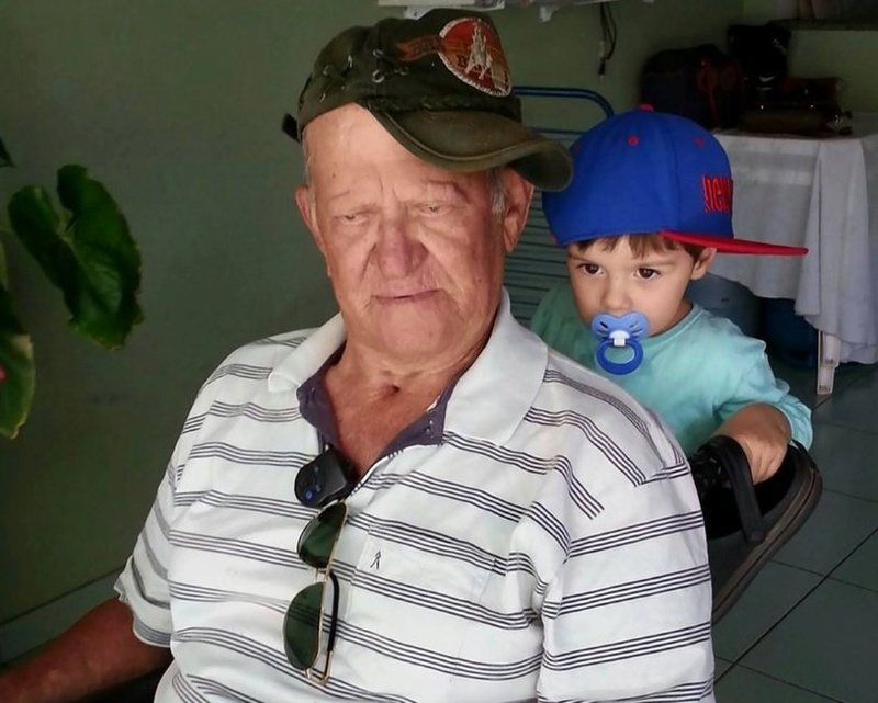 O Neto de 6 anos que cuida do avô cadeirante emociona 310