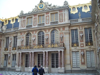06 octobre 1789: Le balcon de la Cour de Marbre Versai10