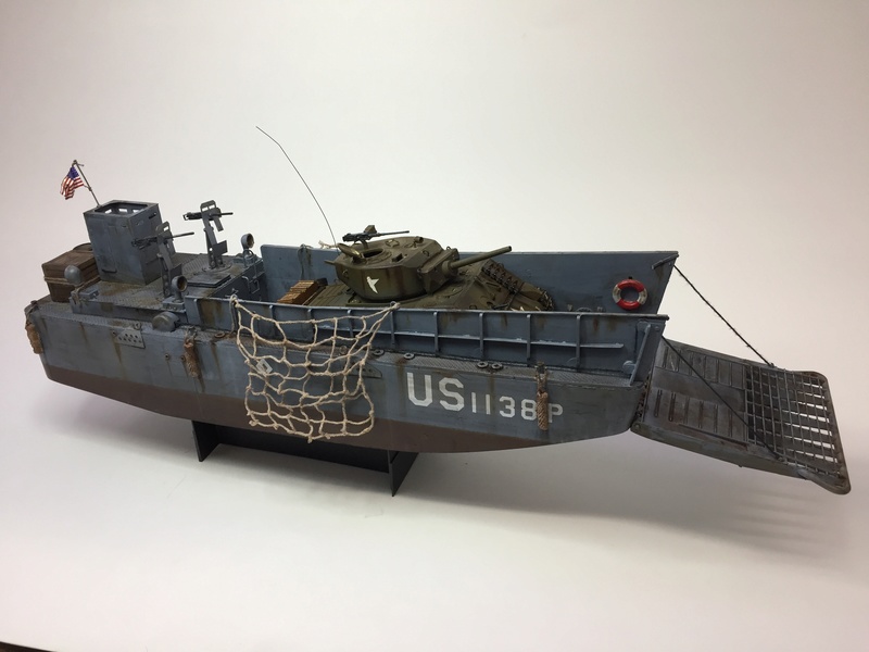 LCM (landing craft) Trumpeter 1/35 et LCVP (landing craft vehicle personal) Italeri 1/35 Img_5918