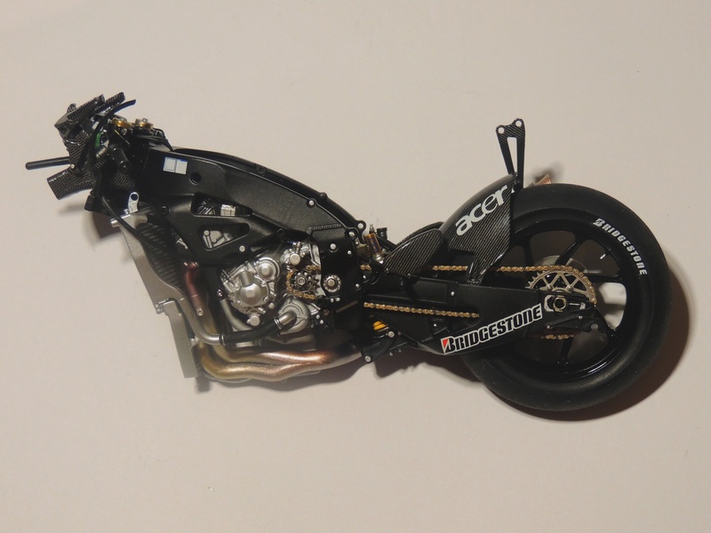 YAMAHA YZR-M1 2008 VALENTINO ROSSI pour mon neveu ( kdo de noël ) 4013