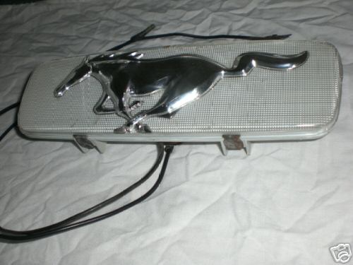 42: Accessoire: Emblème de grille lumineux pour Mustang 1966 Emblym12