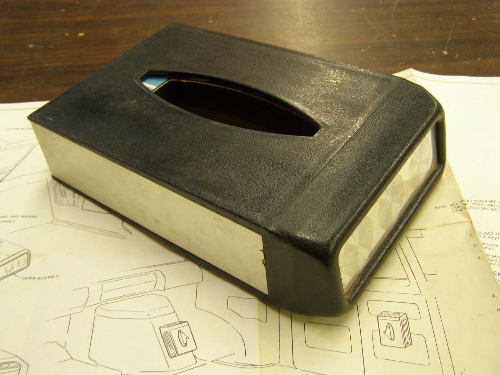 (105): Accessoire: Distributeur de papier mouchoirs format junior pour Mustang 1968 Kleene18