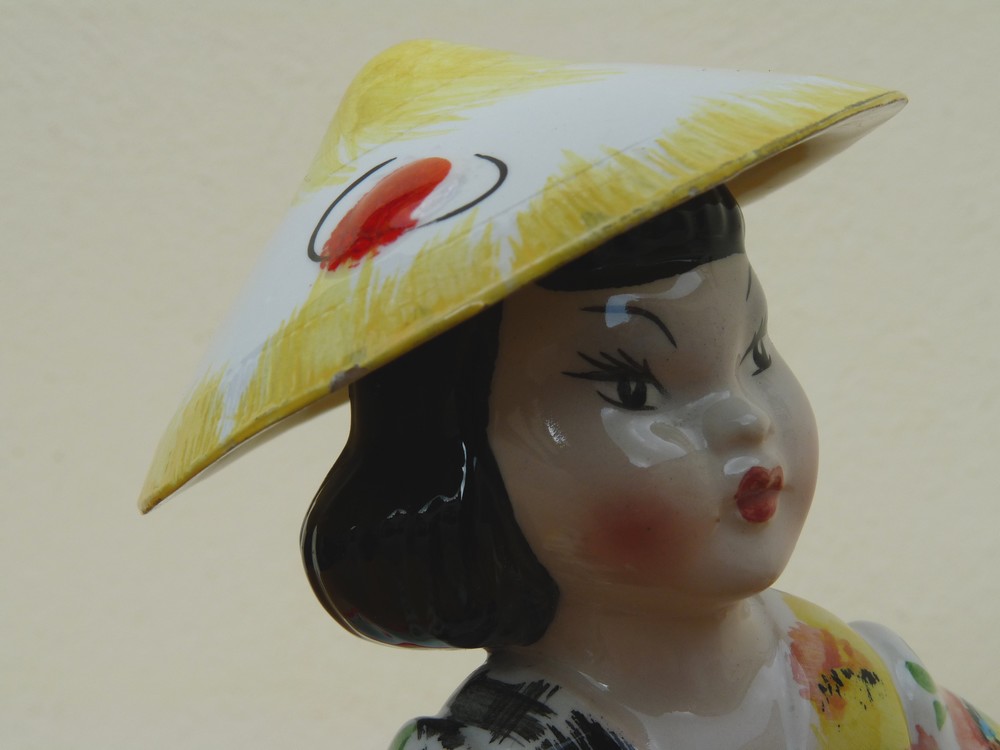 Firgurine d'une petite chinoise  en céramique italienne P1390115