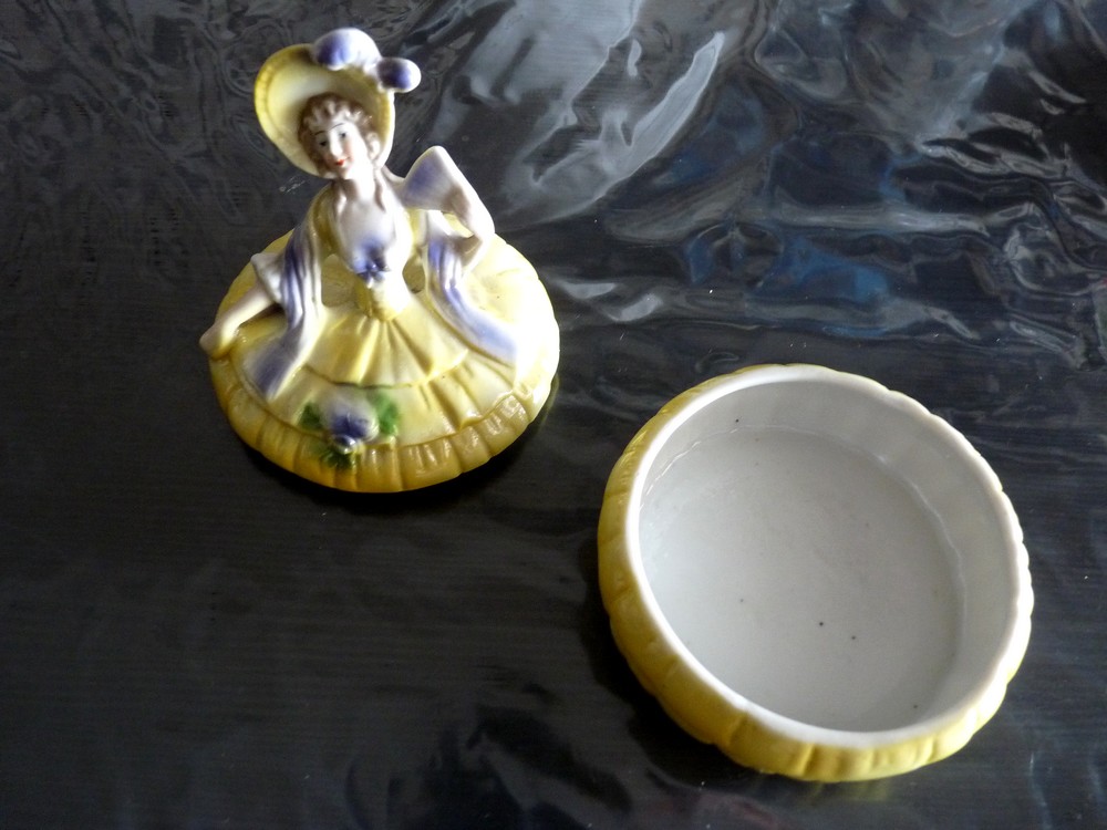 Bonbonnière Marquise Porcelaine de Saxe Sitzendorf P1390420