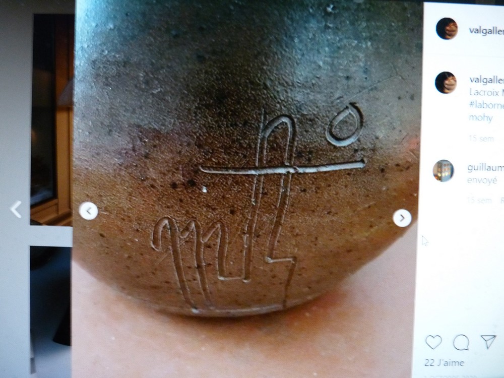 Mohy - Vase pichet en grès marron percé d'un trou - Monogramme insisé MAO ? -  Georges Martin à St Remèze ? P1450020