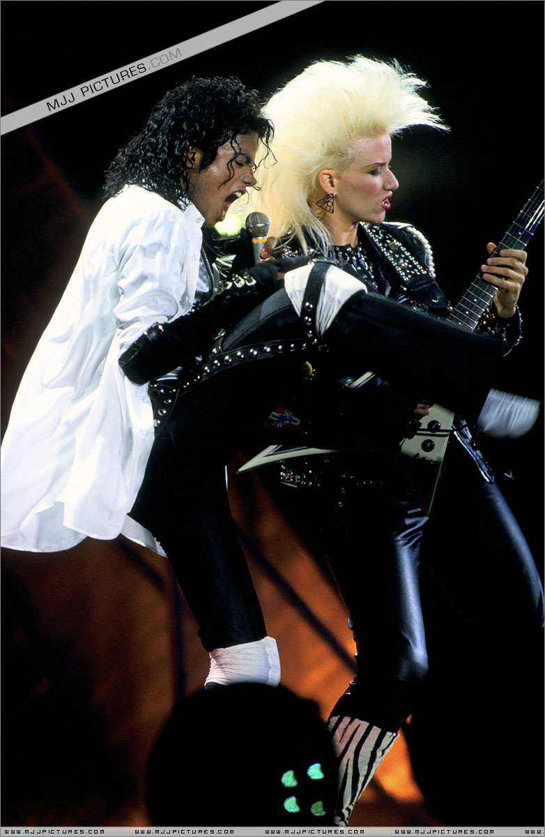 tour - Bad World Tour Onstage- Dirty Diana 001100