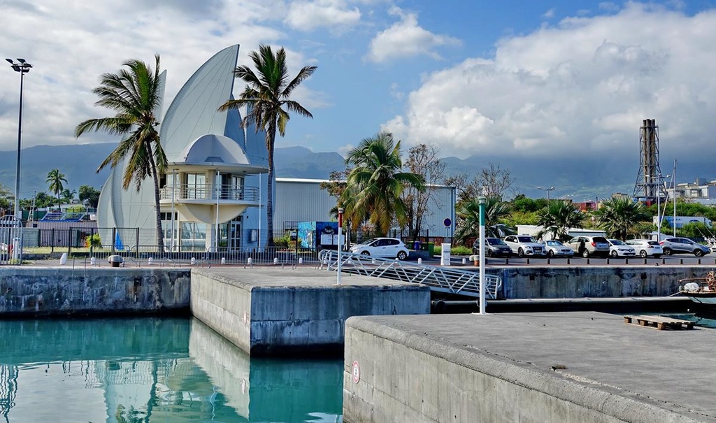  [Vie des ports] Les ports de la Réunion - Page 12 Le_po545