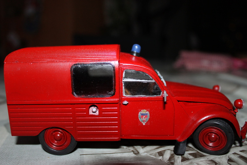 2cv fourgonnette véhicule feux de cheminée Pompiers de Paris suite et fin - Ebro 1/24 Img_5722