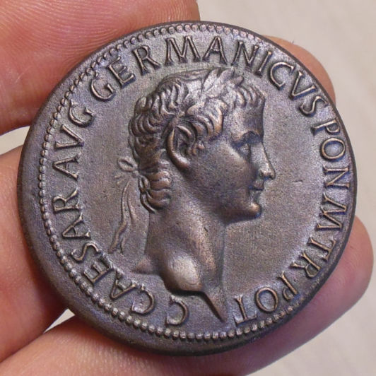Pièces de monnaies romaines - Page 2 Caligu10
