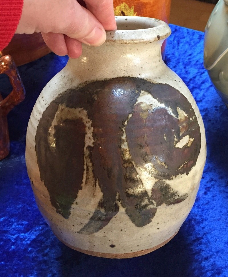 Mystery vase marked MH 070fea10
