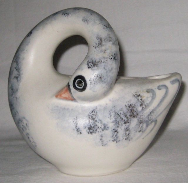 Duck sauce boat or vase, Alison Robinson, Poldrate Pottery, Scotland  90c98d10
