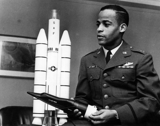L'histoire d'Ed Dwight qui faillit devenir le premier astronaute afro-américain Ed_210