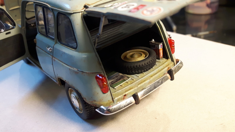 RENAULT 4L EBBRO 1/24 + DIORAMA GARAGE  20180165