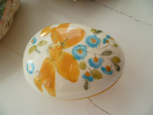 Odd Easter Lidded Bowl Egg - Palissy - Yardley - Italian - German? 4883/7 P1290112