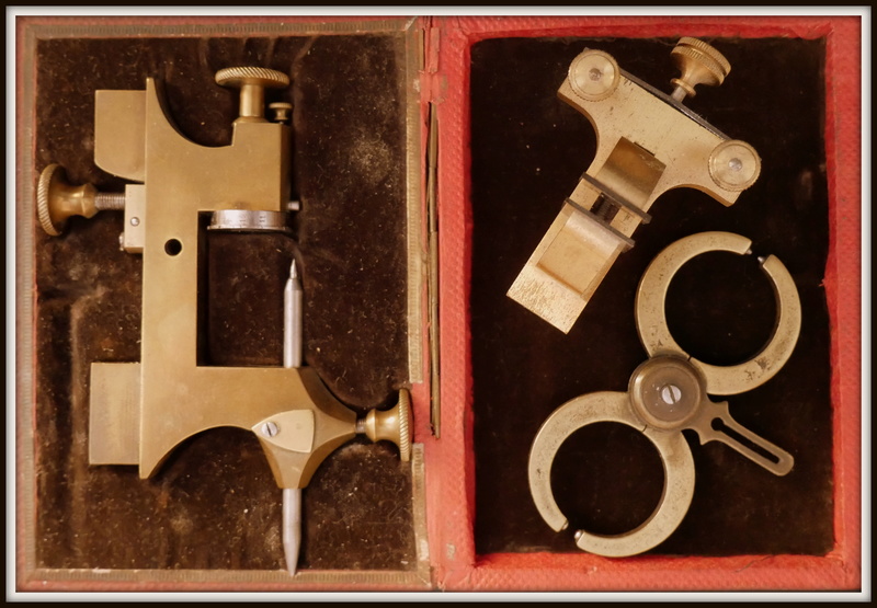 Outils d'horlogerie antiques? P1010120