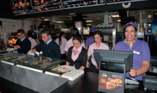 مطعم عالمي للوجبات السريعة توظيف 30 منصب عون فرق و 10 موظفي استقبال بمراكش Mcdona13