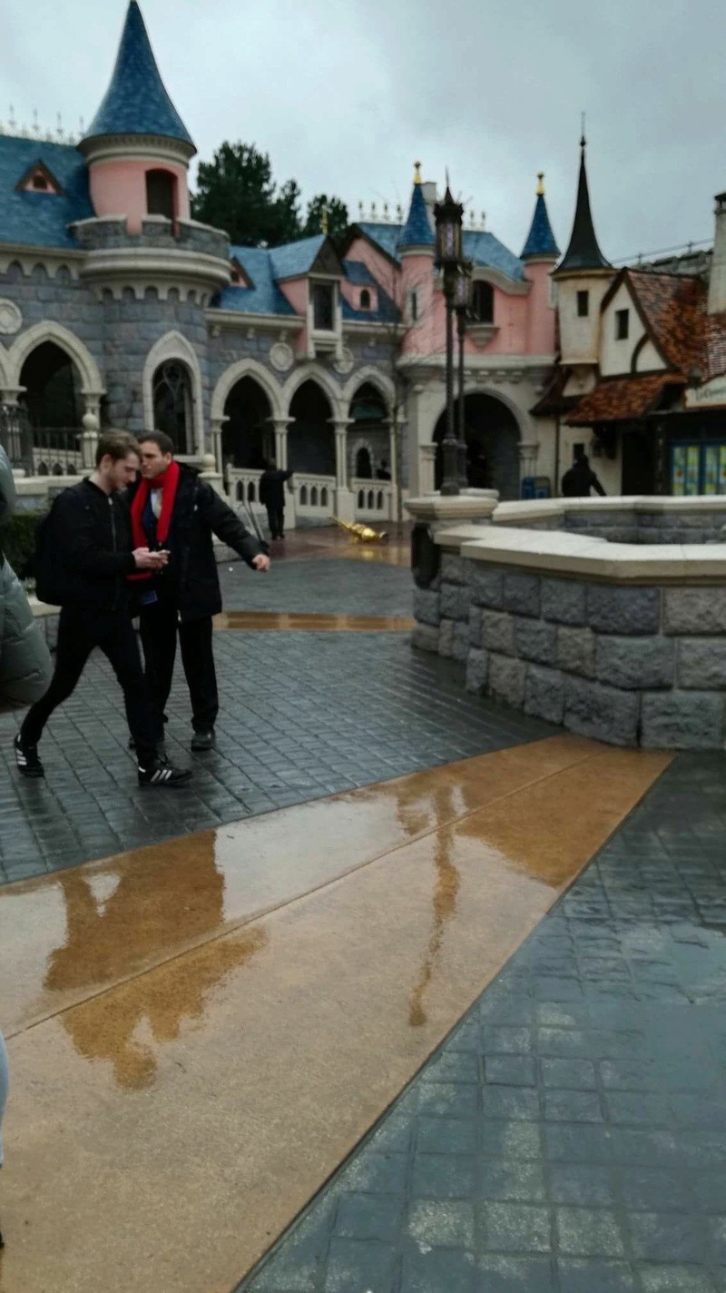 Les dégâts causés par les aléas climatiques à Disneyland Paris Dqxxqp10