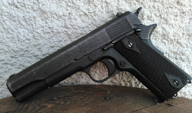 Le pistolet Colt M1911  1a14210